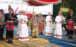 Saat Rakernis Barharkam, Kapolri Dianugrahi Gelar Adat dan Pusaka Kerajaan di Sulsel