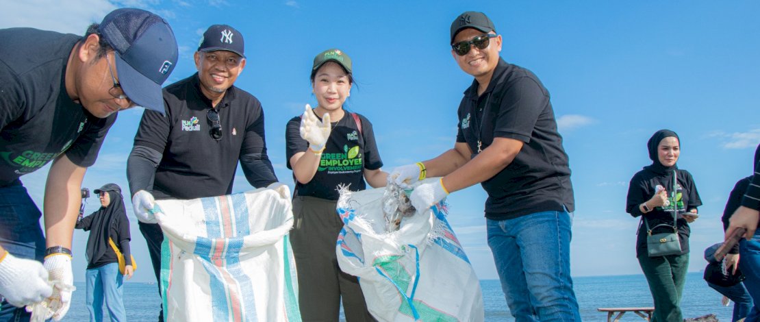 Kolaborasi PLN UIP Sulawesi dengan Berbagai Pihak Bersihkan Pantai Layar Putih dan Olah Sampah