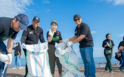 Kolaborasi PLN UIP Sulawesi dengan Berbagai Pihak Bersihkan Pantai Layar Putih dan Olah Sampah