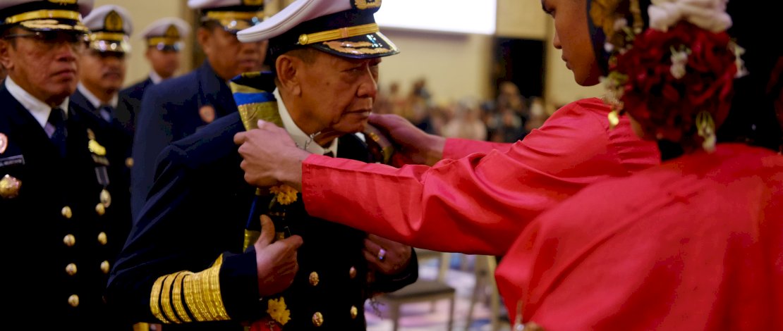 Anggota Komisi V DPR RI, Hamka B Kady mengobarkan semangat dan memberi motivasi kepada para Peserta Diklat Politeknik Pelayaran Barombong dalam Upacara Pelepasan Perwira Pelayaran Niaga tingkat II, III, IV, dan V, di UpperHills Convention Hall, Kota Makassar, Jumat, 7 Juni 2024. Anggota Komisi V DPR RI, Hamka B Kady mengobarkan semangat dan memberi motivasi kepada para Peserta Diklat Politeknik Pelayaran Barombong dalam Upacara Pelepasan Perwira Pelayaran Niaga tingkat II, III, IV, dan V, di UpperHills Convention Hall, Kota Makassar, Jumat, 7 Juni 2024.