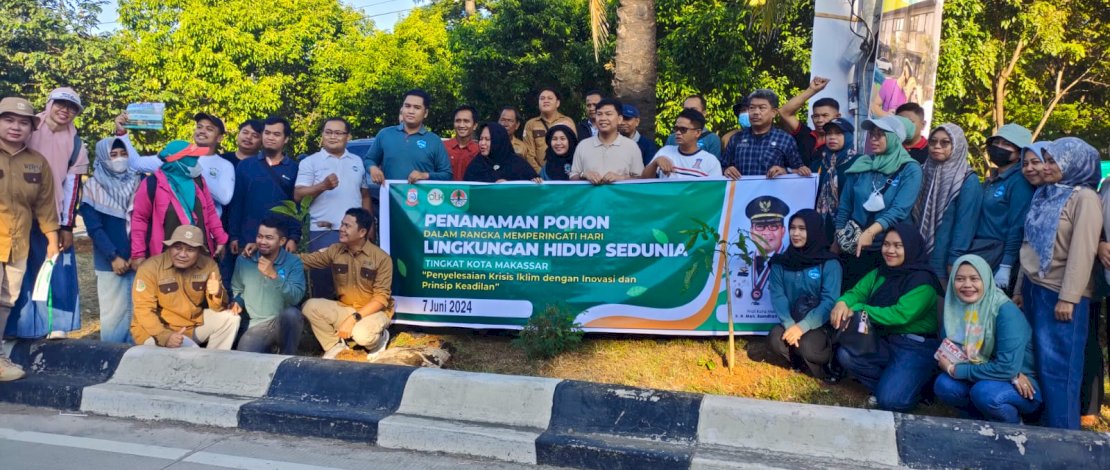 DLH Makassar memperingati Hari Lingkungan Hidup dengan melakukan penanaman pohon.(Humas Pemkot Makassar)