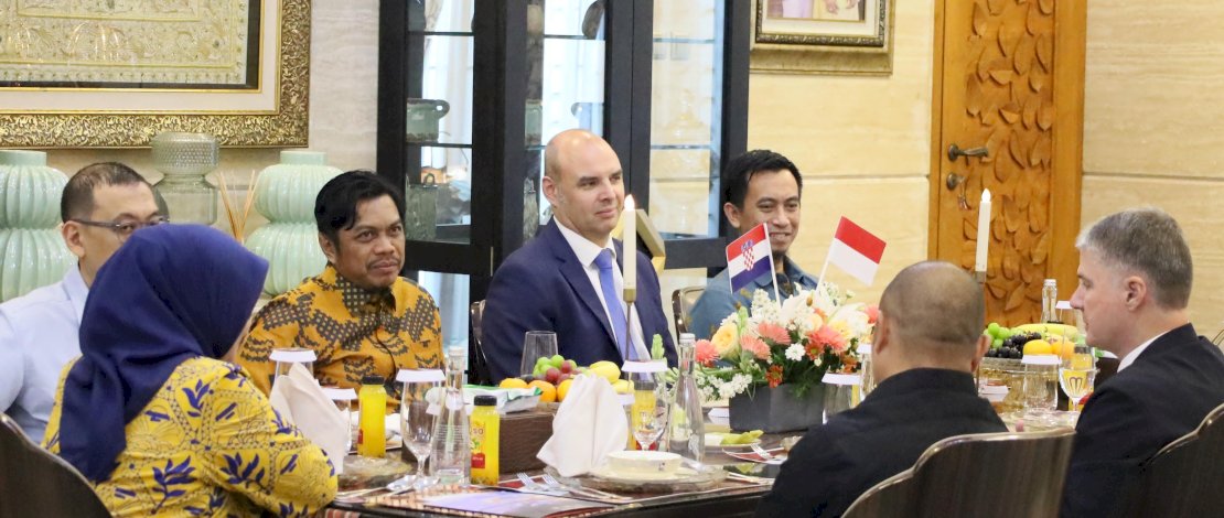 Pj Sekda Makassar Firman Pagarra menerima kunjungan Duta Besar (Dubes) Kroasia untuk Indonesia Nebosja Koharovic dan Direktur Jenderal (Dirjen) Politik Kementerian Luar Negeri dan Eropa Republik Kroasia Petar Mihatov, di kediaman pribadi Wali Kota Makassar Moh Ramdhan Pomanto, di Jalan Amirullah, Jumat, 7 Juni 2024. Pj Sekda Makassar Firman Pagarra menerima kunjungan Duta Besar (Dubes) Kroasia untuk Indonesia Nebosja Koharovic dan Direktur Jenderal (Dirjen) Politik Kementerian Luar Negeri dan Eropa Republik Kroasia Petar Mihatov, di kediaman pribadi Wali Kota Makassar Moh Ramdhan Pomanto, di Jalan Amirullah, Jumat, 7 Juni 2024.