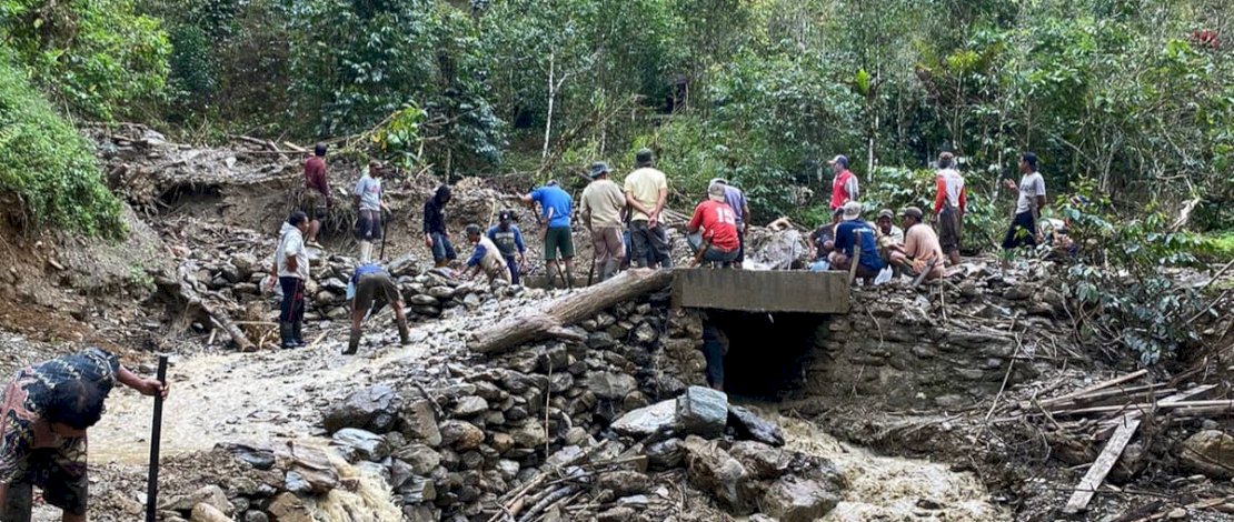 Beberapa titik akses jalan masih tertutup material longsor menyebabkan sebagian warga memilih tetap tinggal di kamp pengungsian. 