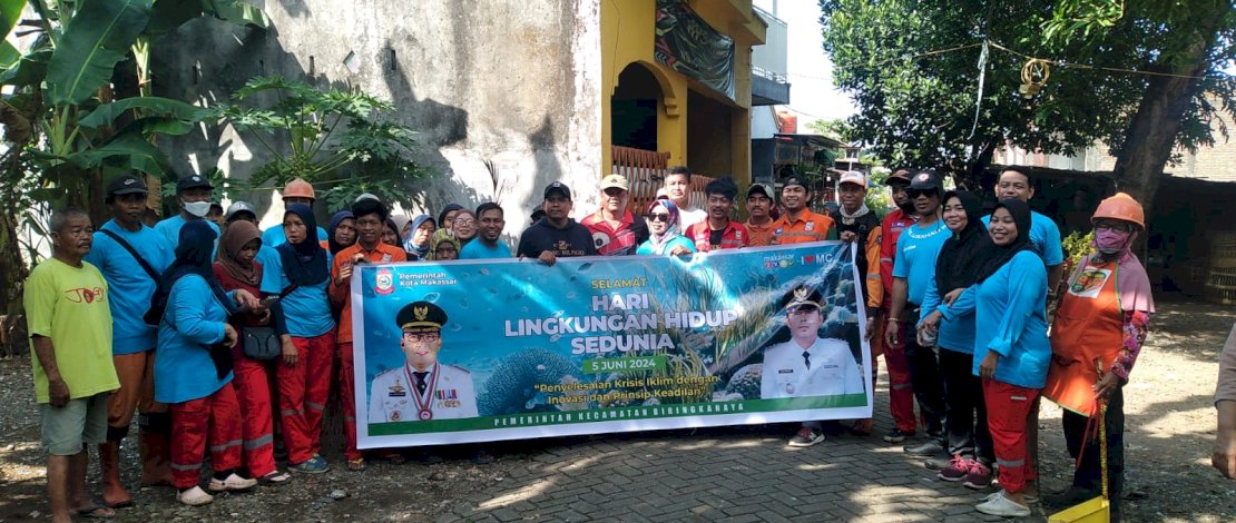 Camat Biringkanaya, Juliaman, bersama Lurah , Staf, petugas kebersihan Kelurahan, warga menggalakkan Sabtu Bersih di wilayah Kecamatan Biringkanaya.