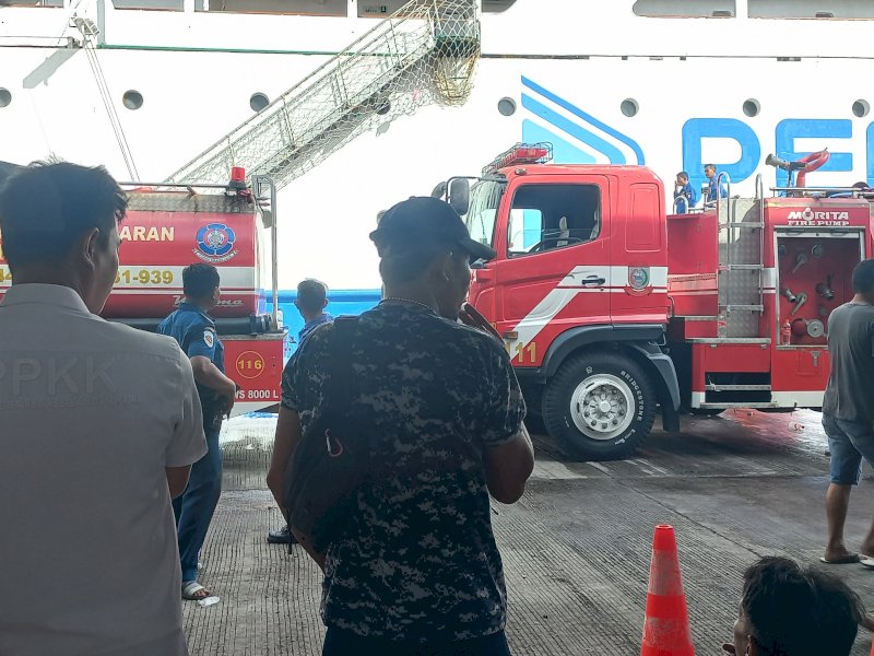 2 Penumpang Terluka saat KM Umsini Terbakar di Pelabuhan Makassar