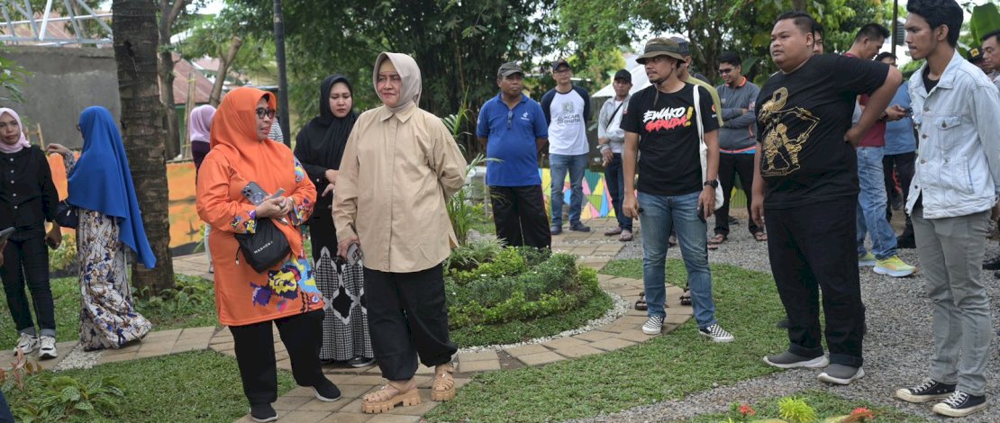 Ketua TP PKK Kota Makassar, Indira Yusuf Ismail, kembali meninjau persiapan lokasi Lomba Kelurahan Terpadu, di Kelurahan Manggala, Kecamatan Manggala, Minggu, 9 Juni 2024.