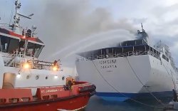 Kapal Tunda Pelindo Responsif Bantu Padamkan Kebakaran KM Umsini di Makassar