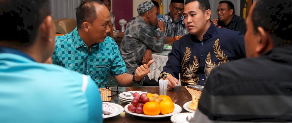 Pj Gubernur Sulsel, Prof Zudan Arif Fakrulloh memperkenalkan program Sedekah Seribu Sehari atau disingkat S3, saat melakukan silaturahmi dengan Direktur Utama PT Semen Tonasa, di Mess Tonasa 2 Kabupaten Pangkep, Minggu malam, 9 Juni 2024.