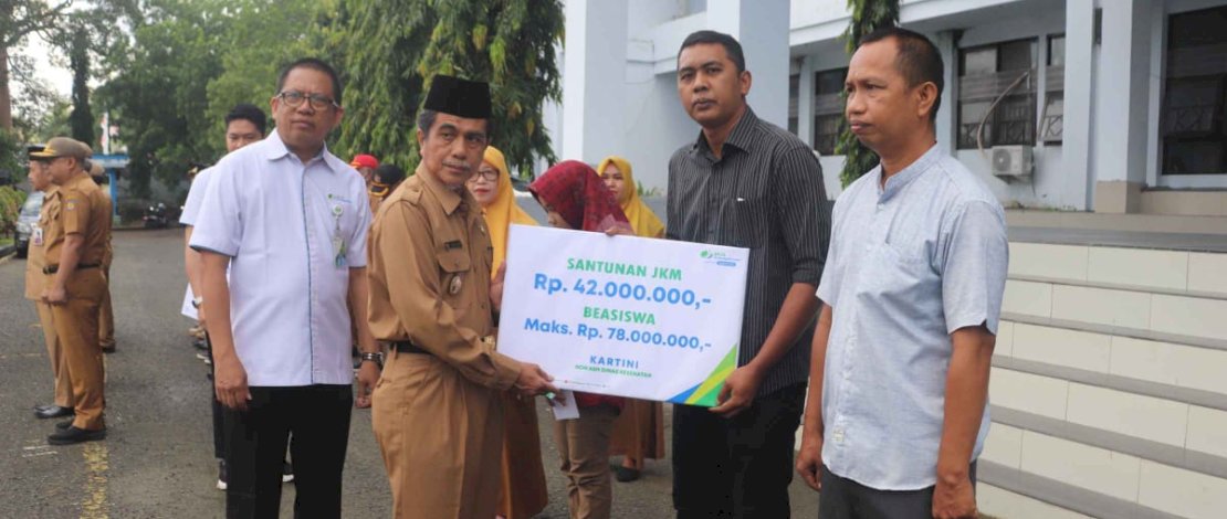 Wakil Bupati Kepulauan Selayar, Saiful Arif, kembali menyerahkan santunan Jaminan Kematian (JKM) dan beasiswa program Badan Penyelenggara Jaminan Sosial Ketenagakerjaan (BPJSTK), kepada tiga ahli waris pegawai Non ASN yang telah meninggal dunia beberapa waktu lalu. Wakil Bupati Kepulauan Selayar, Saiful Arif, kembali menyerahkan santunan Jaminan Kematian (JKM) dan beasiswa program Badan Penyelenggara Jaminan Sosial Ketenagakerjaan (BPJSTK), kepada tiga ahli waris pegawai Non ASN yang telah meninggal dunia beberapa waktu lalu.