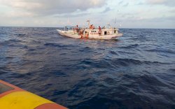 Tim SAR Evakuasi 8 ABK KLM Gajah Satria yang Tenggelam di Selayar