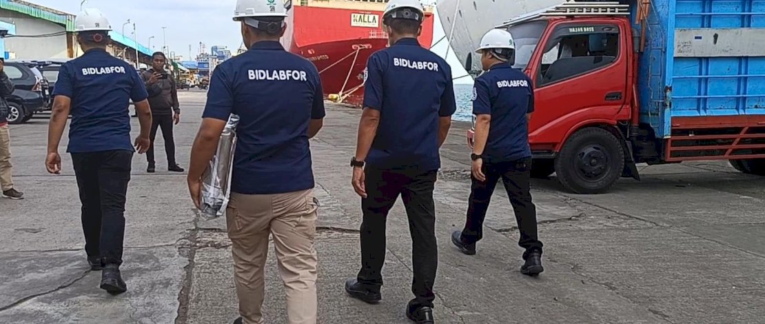 Tim Labfor Polda Sulsel turun melakukan olah TKP pasca kebakaran KM Umsini di Pelabuhan Makassar. Tim Labfor Polda Sulsel turun melakukan olah TKP pasca kebakaran KM Umsini di Pelabuhan Makassar.
