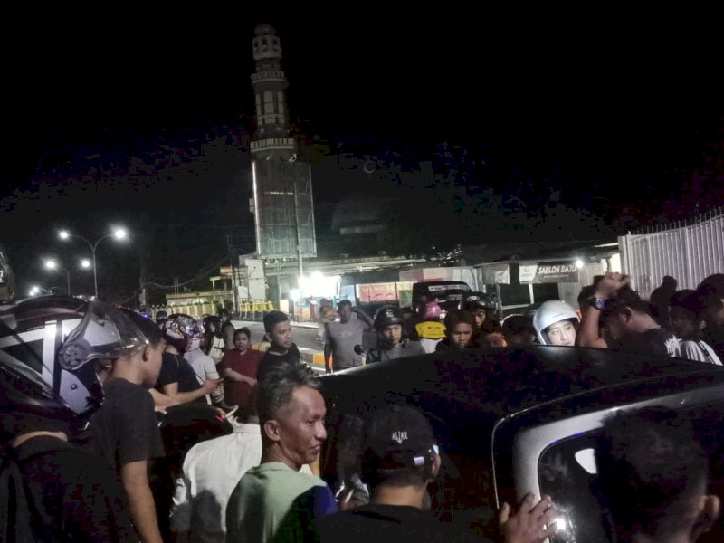 Pelaku Tabrak Lari Kabur, Mobil yang Ditinggalkan Jadi Bulan-bulanan Massa