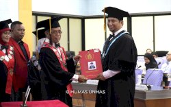 Unhas Kembali Kukuhkan Empat Guru Besar Farmasi