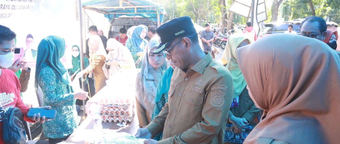 Penjabat Bupati Takalar Setiawan Aswad, memantau langsung pelaksanaan Gerakan Pangan Murah yang dilaksanakan jelang Idul Adha, di Alun-Alun Lapangan Makkatang Dg Sibali. Penjabat Bupati Takalar Setiawan Aswad, memantau langsung pelaksanaan Gerakan Pangan Murah yang dilaksanakan jelang Idul Adha, di Alun-Alun Lapangan Makkatang Dg Sibali.
