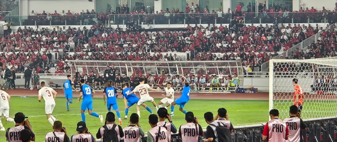 Kapten Timnas Indonesia Rizky Ridho saat mencetak gol ke gawang Filipina di Kualifikasi Piala Dunia.