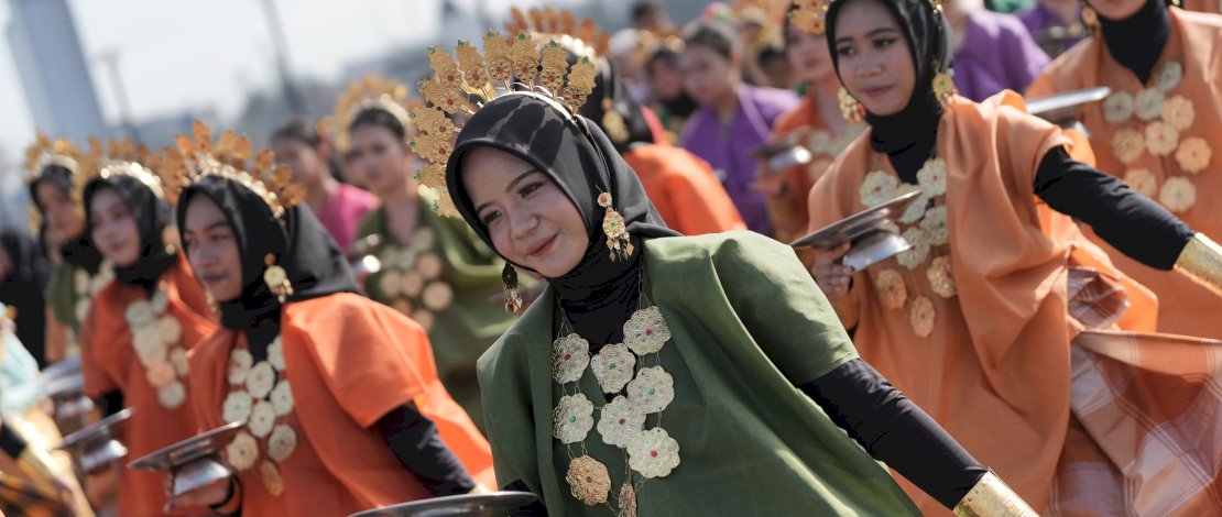 24.913 pelajar secara serentak di 24 kabupaten kota menarikan Tari Paddupa, mengenakan baju bodo, baju adat khas Sulawesi Selatan. 24.913 pelajar secara serentak di 24 kabupaten kota menarikan Tari Paddupa, mengenakan baju bodo, baju adat khas Sulawesi Selatan.