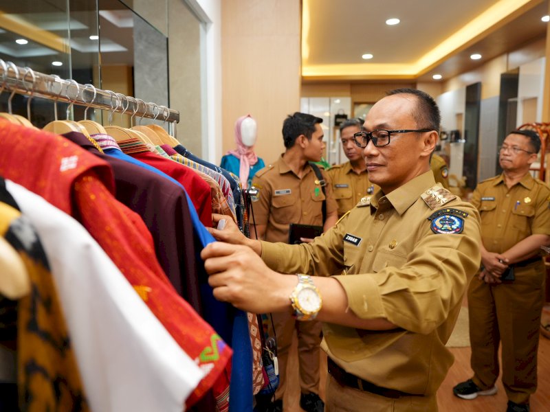 Prof Zudan Tinjau Galeri Dekranasda di Lobby Kantor Gubernur