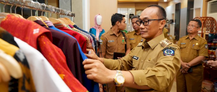 Prof Zudan&nbsp;Tinjau Galeri Dekranasda di Lobby Kantor Gubernur