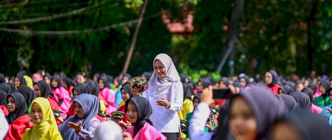 Bupati Luwu Utara, Indah Putri Indriani juga turut menari bersama ribuan pelajar di Lapangan Upacara Kantor Bupati Luwu Utara. Bupati Luwu Utara, Indah Putri Indriani juga turut menari bersama ribuan pelajar di Lapangan Upacara Kantor Bupati Luwu Utara.