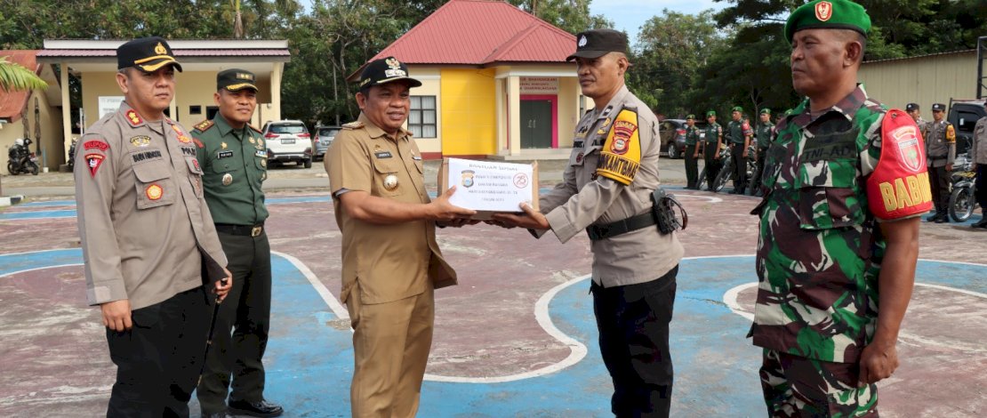Pj. Bupati Jeneponto Bersama Kapolres dan Dandim 1425 Serahkan Bantuan Sosial kepada Warga Pj. Bupati Jeneponto Bersama Kapolres dan Dandim 1425 Serahkan Bantuan Sosial kepada Warga