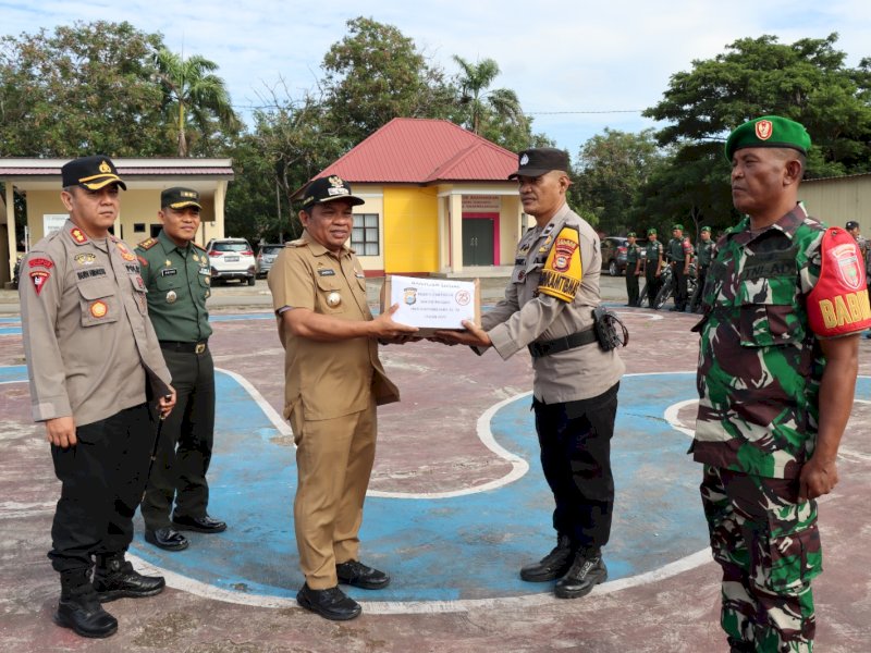 Pj. Bupati Jeneponto Bersama Kapolres dan Dandim 1425 Serahkan Bantuan Sosial kepada Warga