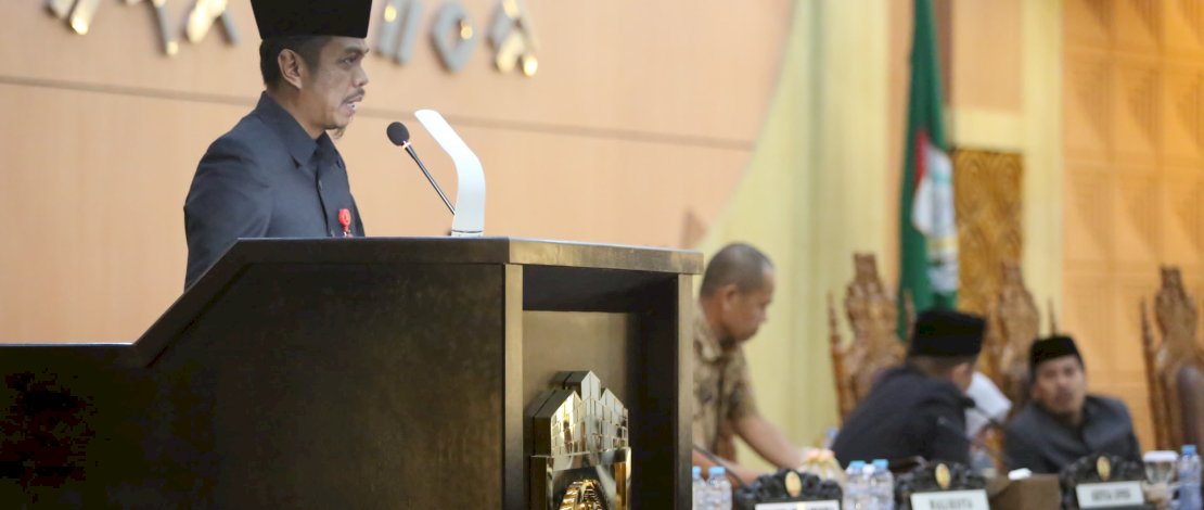 Penjabat Sekda Kota Makassar, Firman Hamid Pagarra, menyampaikan penjelasan Wali Kota Makassar terhadap Rancangan Peraturan Daerah (Ranperda) terkait Pertanggungjawaban Pelaksanaan APBD Tahun Anggaran 2023, di Ruang Rapat DPRD Makassar, Kamis, 13 Juni 2024.