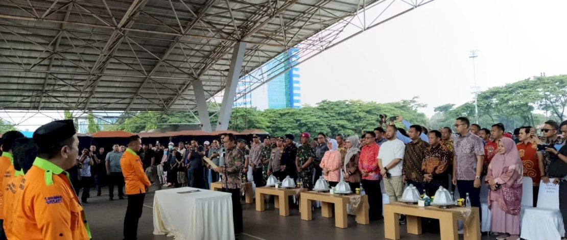 Wali Kota Makassar Kukuhkan 1.800 Anggota Dewan Lorong di Tribun Lapangan Karebosi