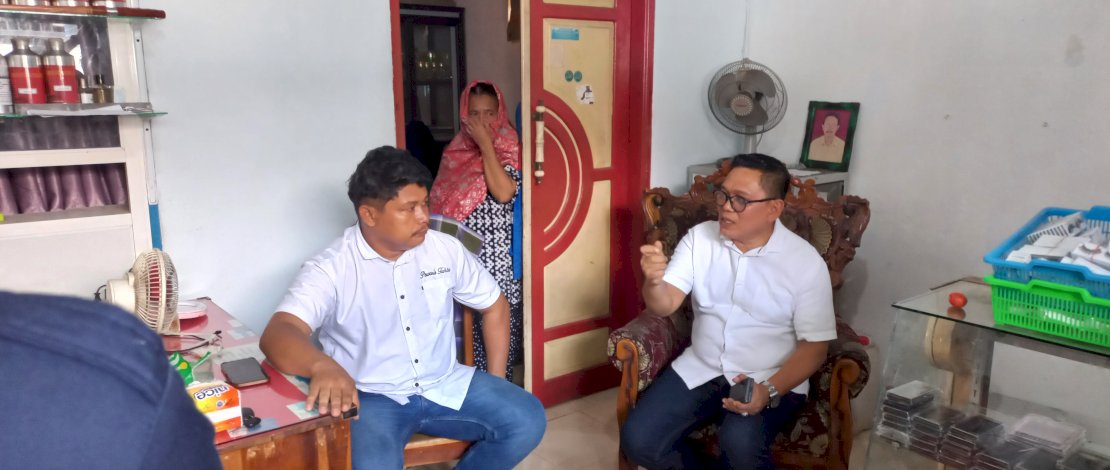 Kepala Dinas Pendidikan Makassar Muhyiddin Mustakim saat menemui keluarga korban perundungan. Kepala Dinas Pendidikan Makassar Muhyiddin Mustakim saat menemui keluarga korban perundungan.