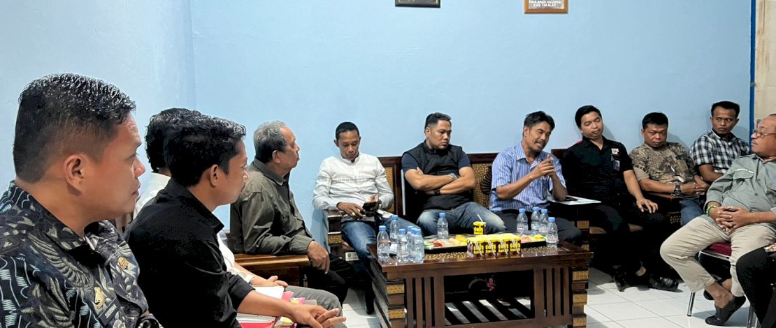 Musyawarah yang dipimpin Kadis Sosial dan PMD Takalar, Andi Rijal Mustamin, untuk menyelesaikan konflik antara Kepala Desa dan BPD Panyangkalang, di ruang rapat Kantor Inspektorat Takalar, Jum'at, 14 Juni 2024.