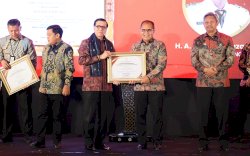 Danny Pomanto Terima Penghargaan Anubhawa Sasana Desa/Kelurahan dari Menkumham Yasonna Laoly