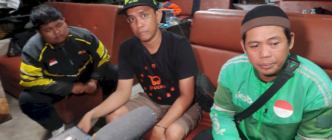 Driver ojol, Wawan (kanan) yang mengantar kakek gendong jenazah cucunya. 