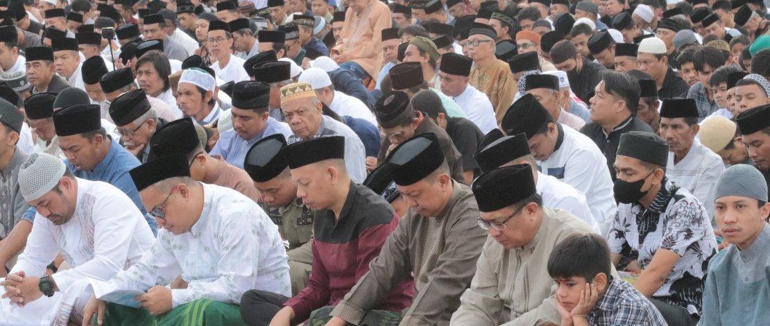 Ribuan umat muslim khusyuk mengikuti pelaksanaan Salat Idul Adha 1445 Hijriyah - 2024 Masehi di Kota Benteng, yang digelar Pemerintah Kabupaten Kepulauan Selayar di Lapangan Pemuda, Senin, 17 Juni 2024. Ribuan umat muslim khusyuk mengikuti pelaksanaan Salat Idul Adha 1445 Hijriyah - 2024 Masehi di Kota Benteng, yang digelar Pemerintah Kabupaten Kepulauan Selayar di Lapangan Pemuda, Senin, 17 Juni 2024.