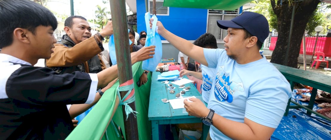 Panitia Pemotongan Hewan Kurban Pelindo Regional 4 melaksanakan penyaluran daging kurban di Kompleks Perumahan Dinas Pelindo Regional 4 di Jalan Alauddin, Makassar. Panitia Pemotongan Hewan Kurban Pelindo Regional 4 melaksanakan penyaluran daging kurban di Kompleks Perumahan Dinas Pelindo Regional 4 di Jalan Alauddin, Makassar.
