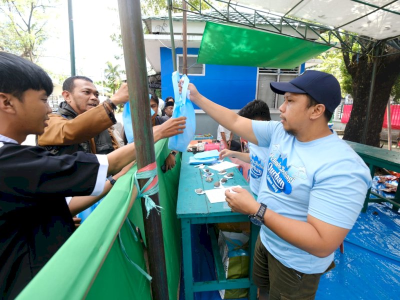 Pelindo Regional 4 Gelar Salat Ied dan Salurkan Daging Kurban