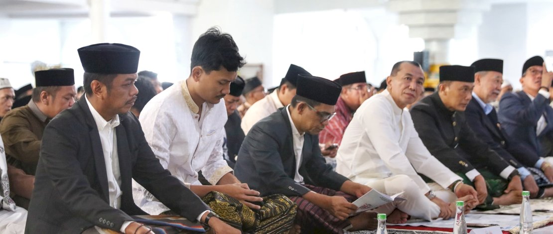 Prof. Zudan Arif dan Firman Pagarra Shalat Idul Adha Bersama Warga Makassar di Masjid Kubah 99 Asmaul Husna