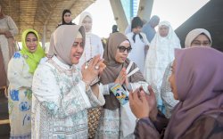 Indira Yusuf Ismail Salat Ied di Lapangan Karebosi bersama Keluarga dan Ribuan Warga Makassar