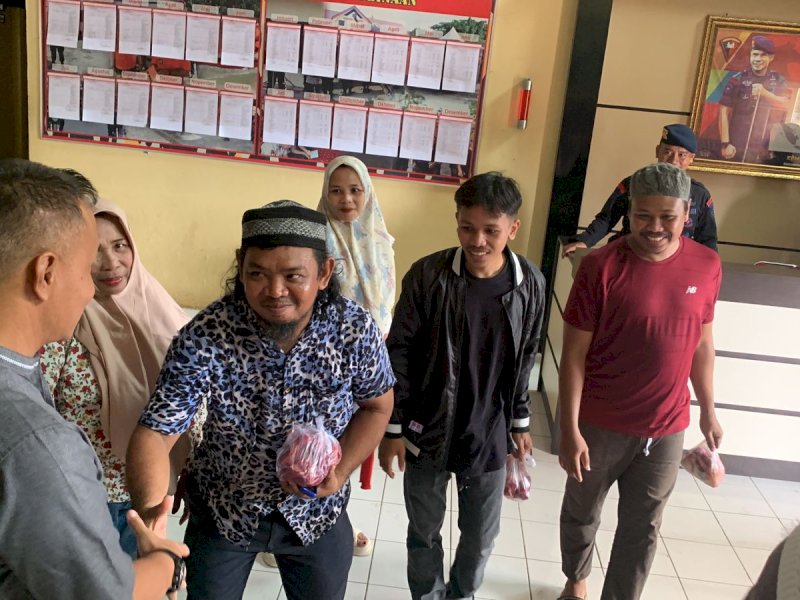 Sembelih 10 Ekor Sapi, Brimob Bone Bagi-bagi Daging Kurban untuk Warga 