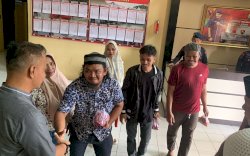 Sembelih 10 Ekor Sapi, Brimob Bone Bagi-bagi Daging Kurban untuk Warga 