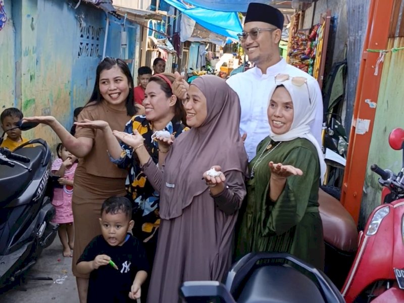 Emak-Emak Kelurahan Bunga Eja Baru Rebutan Foto Selfie Bersama Andi Seto Asapa