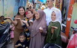 Emak-Emak Kelurahan Bunga Eja Baru Rebutan Foto Selfie Bersama Andi Seto Asapa