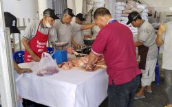 Idul Adha, Masjid Nurul Jihad Bagikan Daging Kurban dan Suplemen Kesehatan ke Masyarakat