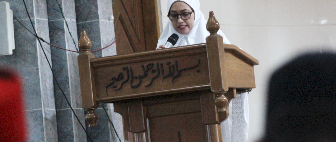 Indah Putri Indriani sesaat sebelum pelaksanaan Salat Iduladha, Senin, 17 Juni 2024, di masjid Agung Syuhada, Masamba.
