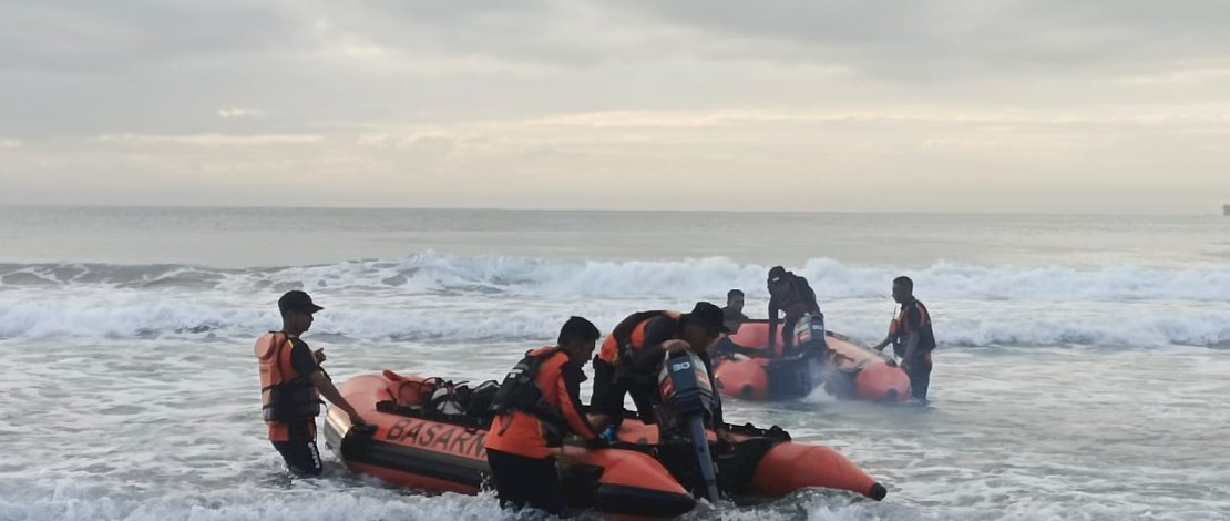 Tim SAR gabungan melakukan pencarian wisatawan yang terseret ombak di Pantai Taipa, Konawe Utara.(BASARNAS Kendari) Tim SAR gabungan melakukan pencarian wisatawan yang terseret ombak di Pantai Taipa, Konawe Utara.(BASARNAS Kendari)