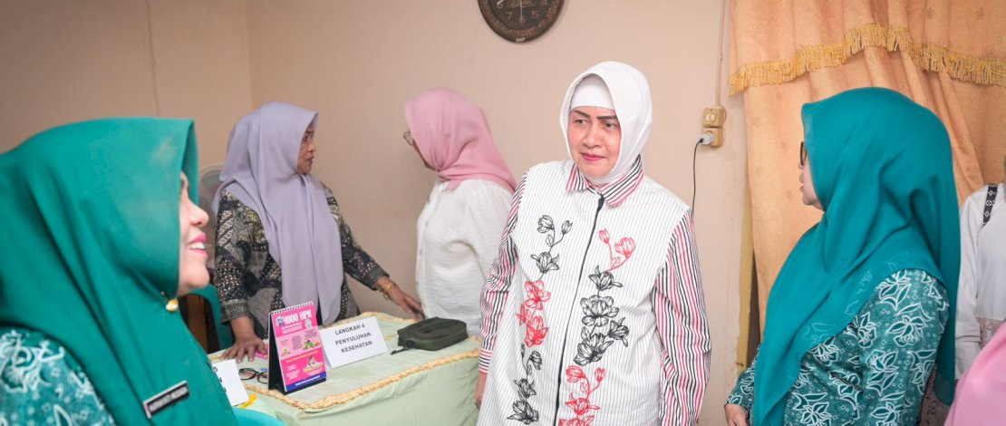 Ketua TP PKK Kota Makassar Indira Yusuf Ismail melakukan peninjauan ke Posyandu Palm 5 di Kelurahan Bara-baraya Kecamatan Makassar, Rabu (19/06/2024). Ketua TP PKK Kota Makassar Indira Yusuf Ismail melakukan peninjauan ke Posyandu Palm 5 di Kelurahan Bara-baraya Kecamatan Makassar, Rabu (19/06/2024).