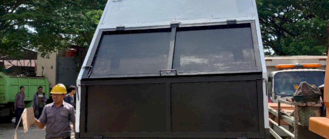 UPT Perbengkelan Dinas PU Makassar Ganti Ban Baru untuk Armada Pengangkut Sampah