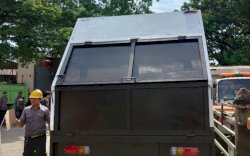 UPT Perbengkelan Dinas PU Makassar Ganti Ban Baru untuk Armada Pengangkut Sampah