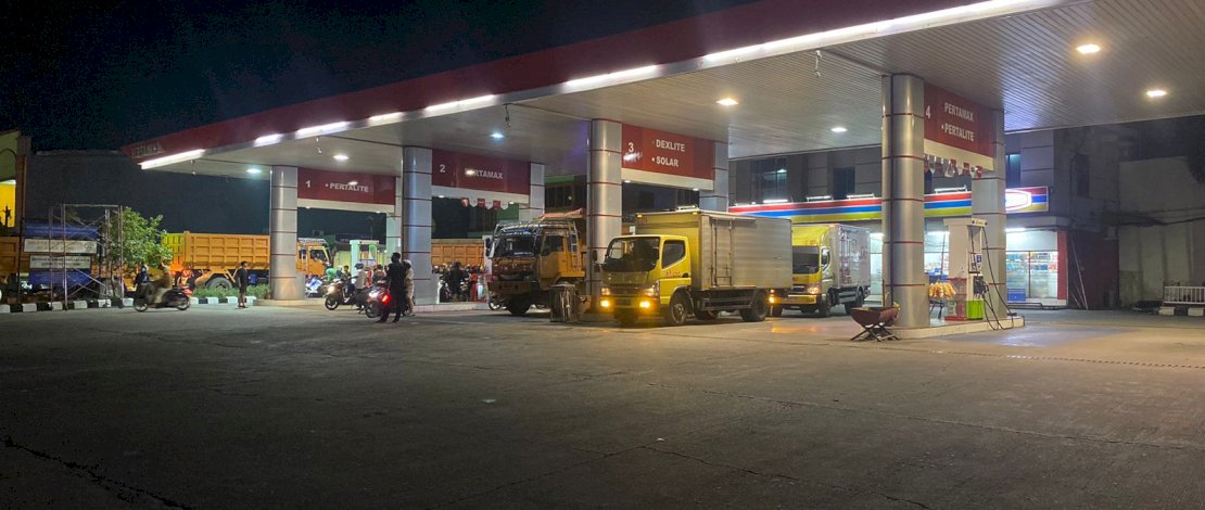 Antrean truk saat akan mengisi BBM jenis solar diduga menjadi salah satu penyebab kemacetan. (Foto : Ist) Antrean truk saat akan mengisi BBM jenis solar diduga menjadi salah satu penyebab kemacetan. (Foto : Ist)