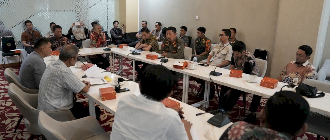 Plh Sekda Provinsi Sulsel, Andi Darmawan Bintang, memimpin rapat bersama manajemen W Super Club, dan pihak terkait lainnya, di Kantor Gubernur, Kamis, 20 Juni 2024. 