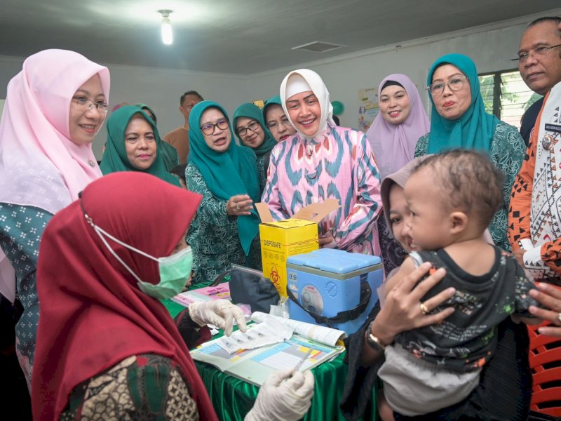 Intervensi Stunting, Indira Yusuf Ismail Serahkan Paket Bantuan Cegah Anak Kurang Gizi
