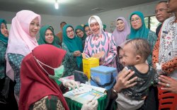 Intervensi Stunting, Indira Yusuf Ismail Serahkan Paket Bantuan Cegah Anak Kurang Gizi